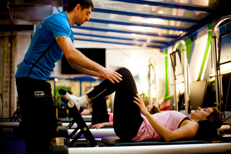 Gimnasio con preparador físico personal. Evitar lesiones en el gimnasio